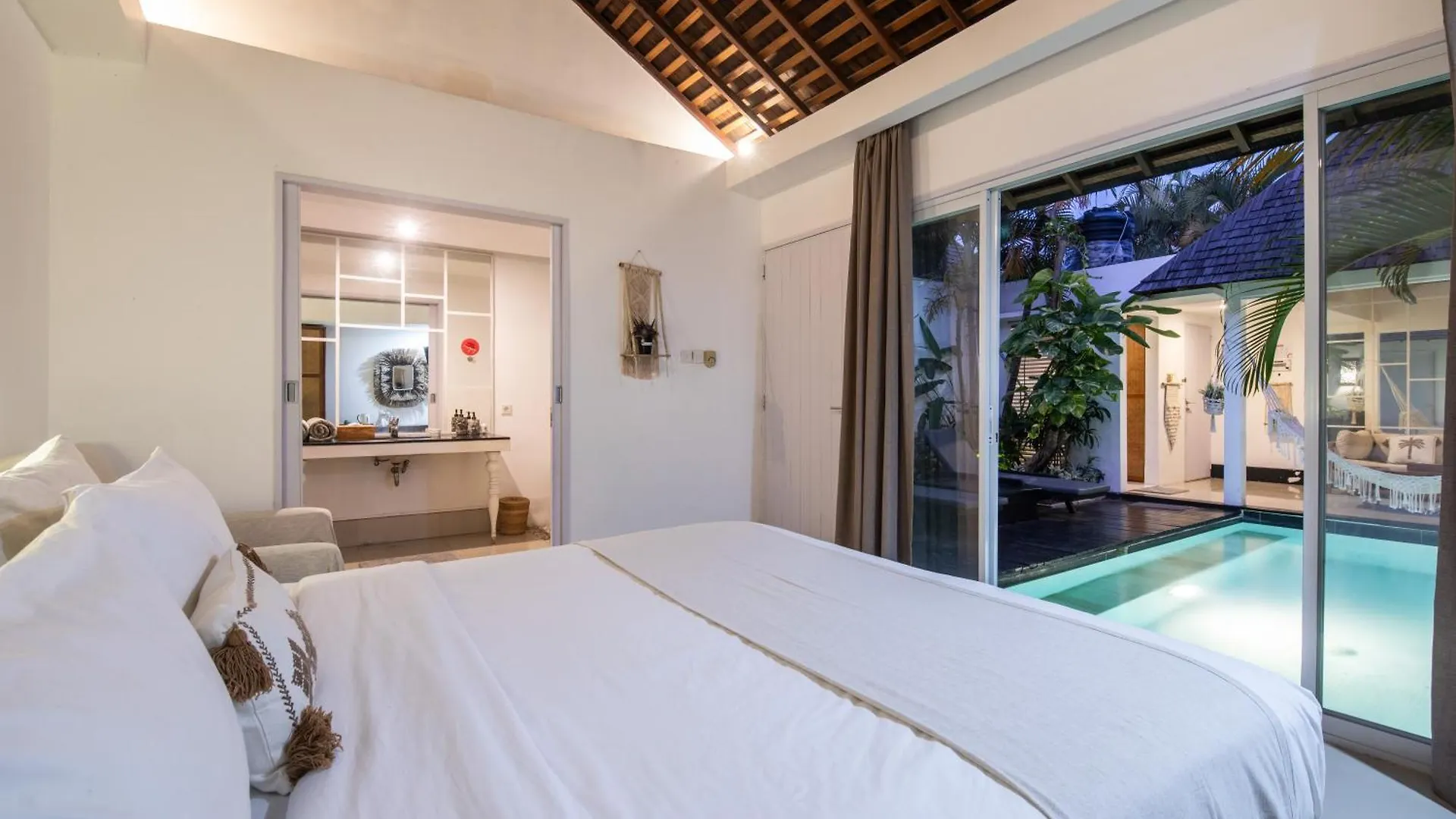1-Br Private Pool Wander Villa Seminyak Kunti Utara St